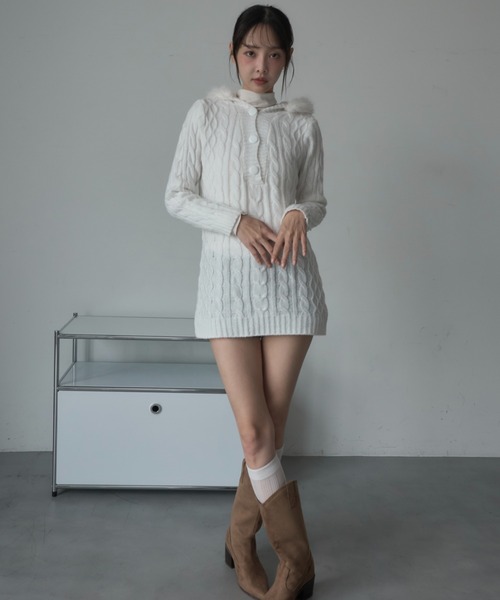 Nadana(ナダナ)の「ファーフードケーブルニットミニワンピース(ワンピース・レディース・オフホワイト/ブラック・FREE)」の6枚目の写真