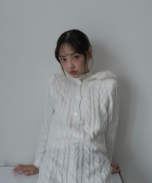 Nadana(ナダナ)の「ファーフードケーブルニットミニワンピース(ワンピース・レディース・オフホワイト/ブラック・FREE)」の5枚目の写真