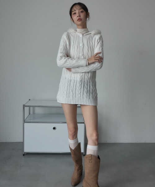Nadana(ナダナ)の「ファーフードケーブルニットミニワンピース(ワンピース・レディース・オフホワイト/ブラック・FREE)」の11枚目の写真
