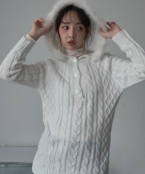 Nadana(ナダナ)の「ファーフードケーブルニットミニワンピース(ワンピース・レディース・オフホワイト/ブラック・FREE)」の9枚目の写真