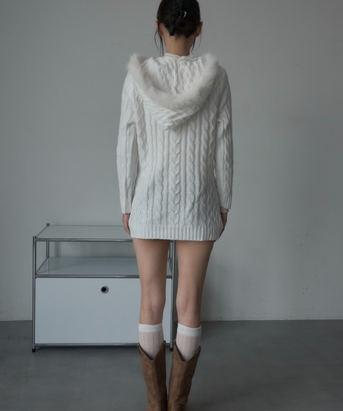 Nadana(ナダナ)の「ファーフードケーブルニットミニワンピース(ワンピース・レディース・オフホワイト/ブラック・FREE)」の8枚目の写真