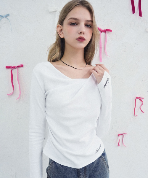 Vivacious(ビバシャス)の「Croissant V Long Sleeve - 2COL(Tシャツ/カットソー・レディース・ホワイト/ブラック・SMALL/MEDIUM)」の3枚目の写真