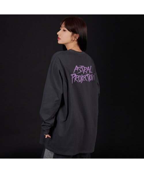 ASTRAL PROJECTION(アストラルプロジェクション)の「グラフィティレタリングオーバーサイズロングスリーブTシャツ_チャコール(Tシャツ/カットソー・メンズ・その他・LARGE/MEDIUM/X-LARGE)」の4枚目の写真