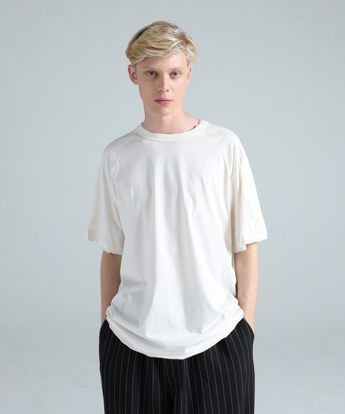 Y-3(ワイスリー)の「Y-3 RAW EDGE 3 STRIPES SHORT SLEEVE TEE(Tシャツ/カットソー・メンズ・ホワイト系その他・XX-SMALL/XX-LARGE/X-LARGE/LARGE/MEDIUM/SMALL/X-SMALL)」の6枚目の写真