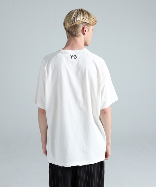 Y-3(ワイスリー)の「Y-3 RAW EDGE 3 STRIPES SHORT SLEEVE TEE(Tシャツ/カットソー・メンズ・ホワイト系その他・XX-SMALL/XX-LARGE/X-LARGE/LARGE/MEDIUM/SMALL/X-SMALL)」の4枚目の写真