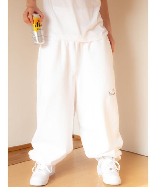 GOZER(ゴーザー)の「OVERSIZED THAILAND BIZ LOGO JOGGER PANTS(スウェットパンツ・メンズ・ホワイト・1/2)」の2枚目の写真