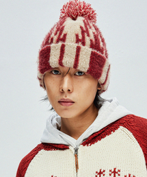 KND（ケイエヌディ）の「ナバホパターンヘアリービーニーレッド（ニットキャップ/ビーニー）」