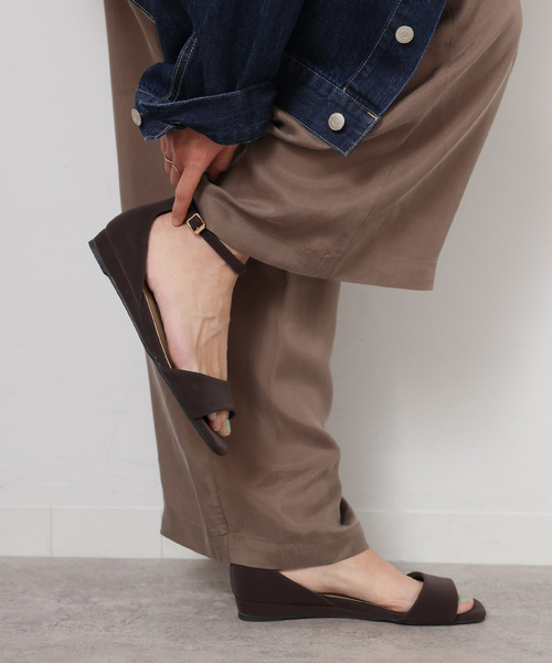 JOURNAL STANDARD relume（ジャーナルスタンダード　レリューム）の「［26SS新作］RELUME アンクルストラップサンダル（サンダル・レディース・ブラウン/ブラック・24.5cm/24cm/23.5cm/23cm）」の2枚目の写真