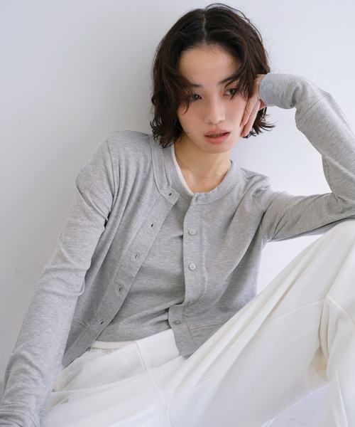 ANME(アンメ)の「テレコリブショート丈カーディガン(カーディガン/ボレロ・レディース・ネイビー/グレー/ブラック/ブラウン・M)」の2枚目の写真