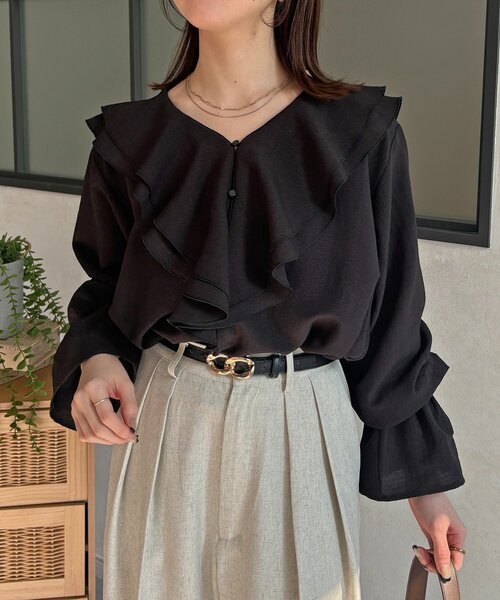 Thevon(ゼボン)の「Vネックフリルキャンディスリーブブラウス(シャツ/ブラウス・レディース・ブラック/オフホワイト/イエロー・FREE)」の6枚目の写真