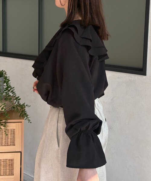 Thevon(ゼボン)の「Vネックフリルキャンディスリーブブラウス(シャツ/ブラウス・レディース・ブラック/オフホワイト/イエロー・FREE)」の7枚目の写真