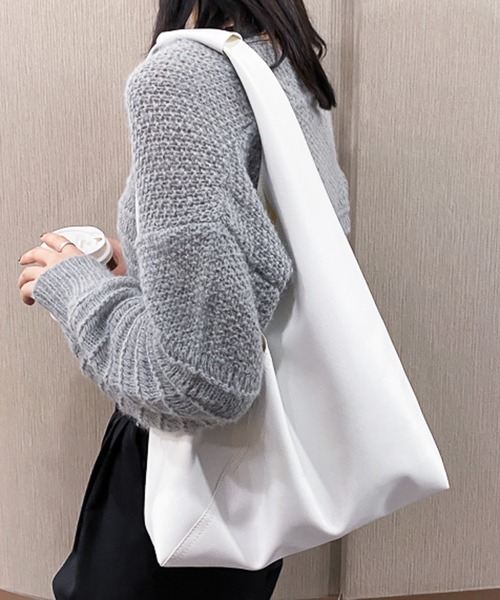 Lilamusant（リラミュゾン）の「【Lilamusant(リラミュゾン)】2WAYフェイクレザートライアングルトートバッグ（トートバッグ・レディース・ホワイト/シルバー/ゴールド/ブラック・FREE）」の6枚目の写真
