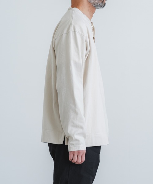 quadro（クオドロ）の「エメラルド天竺布帛前立てヘンリーネックプルオーバー（Tシャツ/カットソー・メンズ・チョコ/グレー/キナリ・MEDIUM/LARGE）」の5枚目の写真