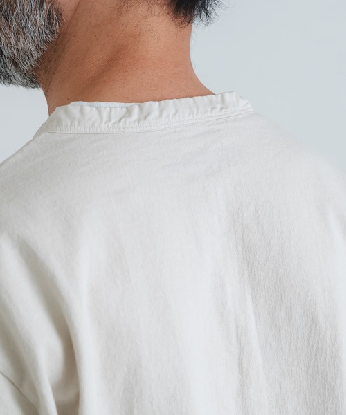 quadro（クオドロ）の「エメラルド天竺布帛前立てヘンリーネックプルオーバー（Tシャツ/カットソー・メンズ・チョコ/グレー/キナリ・MEDIUM/LARGE）」の6枚目の写真