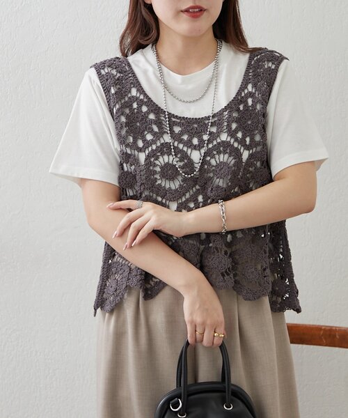 Remind me and forever（リマインドミーアンドフォーエバー）の「【きれいめカジュアルセットアイテム】かぎ針ベスト&Tシャツ（Tシャツ/カットソー・レディース・スミクロ/グレー/アイボリー/モカ・FREE）」の2枚目の写真