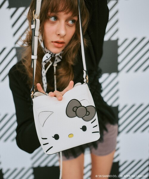 VIS（ビス）の「【HELLO KITTY×VIS】ダブルフェイスハートカットミニショルダーバッグ（ショルダーバッグ・レディース・ブラック/オフホワイト・FREE）」の4枚目の写真