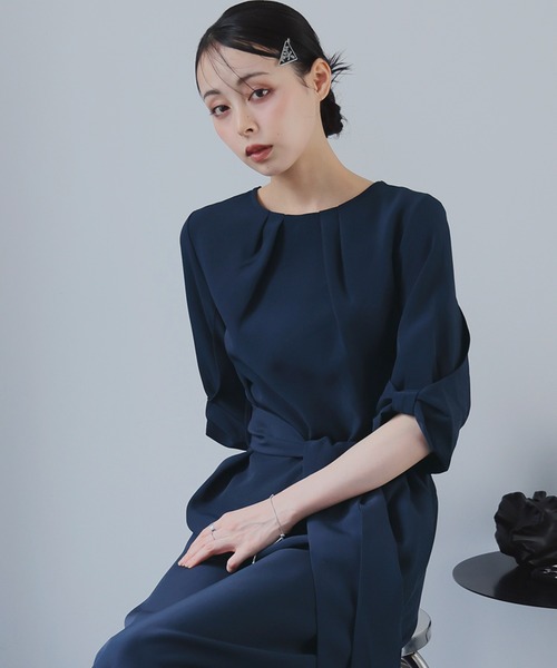 Doula Doula(ドゥーラドゥーラ)の「クルーネックタックミドル丈ワンピース ウエストリボン付き(ワンピース・レディース・ブラック/ダークブルー/モカ・M/L)」の1枚目の写真