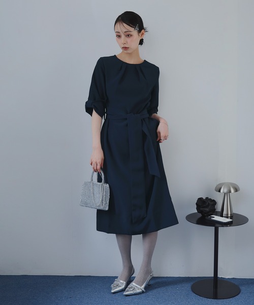Doula Doula(ドゥーラドゥーラ)の「クルーネックタックミドル丈ワンピース ウエストリボン付き(ワンピース・レディース・ブラック/ダークブルー/モカ・M/L)」の10枚目の写真