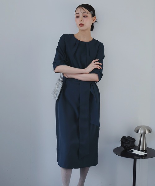 Doula Doula(ドゥーラドゥーラ)の「クルーネックタックミドル丈ワンピース ウエストリボン付き(ワンピース・レディース・ブラック/ダークブルー/モカ・M/L)」の12枚目の写真