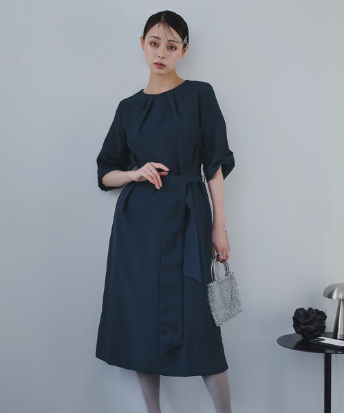 Doula Doula(ドゥーラドゥーラ)の「クルーネックタックミドル丈ワンピース ウエストリボン付き(ワンピース・レディース・ブラック/ダークブルー/モカ・M/L)」の13枚目の写真