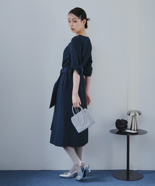 Doula Doula(ドゥーラドゥーラ)の「クルーネックタックミドル丈ワンピース ウエストリボン付き(ワンピース・レディース・ブラック/ダークブルー/モカ・M/L)」の15枚目の写真