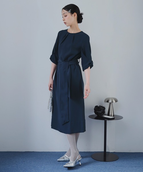 Doula Doula(ドゥーラドゥーラ)の「クルーネックタックミドル丈ワンピース ウエストリボン付き(ワンピース・レディース・ブラック/ダークブルー/モカ・M/L)」の16枚目の写真