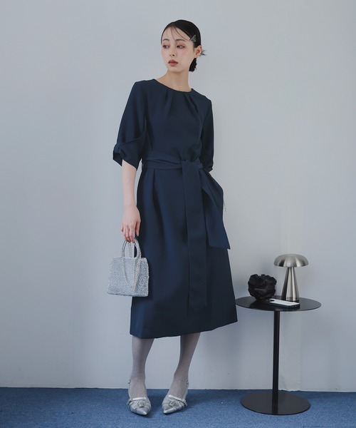 Doula Doula(ドゥーラドゥーラ)の「クルーネックタックミドル丈ワンピース ウエストリボン付き(ワンピース・レディース・ブラック/ダークブルー/モカ・M/L)」の18枚目の写真