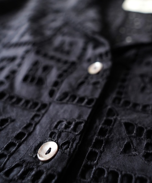 antiqua(アンティカ)の「オープンカラー シフリー刺繍 シャツ(シャツ/ブラウス・レディース・ブラック・ONESIZE)」の14枚目の写真