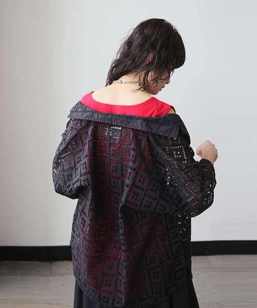 antiqua(アンティカ)の「オープンカラー シフリー刺繍 シャツ(シャツ/ブラウス・レディース・ブラック・ONESIZE)」の6枚目の写真