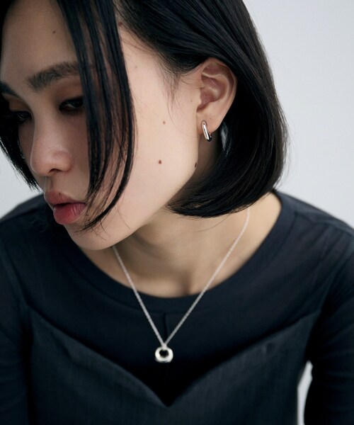 COCOSHNIK ONKITSCH(ココシュニックオンキッチュ)の「シルバー ハギーイヤリング トラック(イヤリング・レディース・シルバー・00)」の2枚目の写真