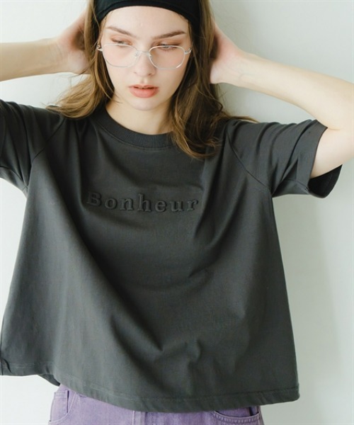 Maison INNESS（メゾンアイネス）の「INNESSエンボスロゴちびTシャツ（Tシャツ/カットソー・レディース・ネイビー/チャコールグレー・S/M/L/LL/3L/4L/5L）」の3枚目の写真