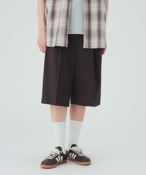 BEAMS HEART(ビームスハート)の「2タック ワイド ストライプ ショートパンツ(その他パンツ・メンズ・ブラック/ダークブラウン・LARGE/SMALL/MEDIUM)」の2枚目の写真