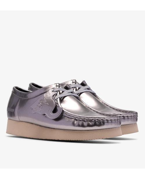 Clarks(クラークス)の「CLARKS/クラークス Wallabee. 2604 レディースワラビー2604 (シルバーパテント)(モカシン/デッキシューズ・レディース・シルバー・4.5/5.5/5)」の1枚目の写真