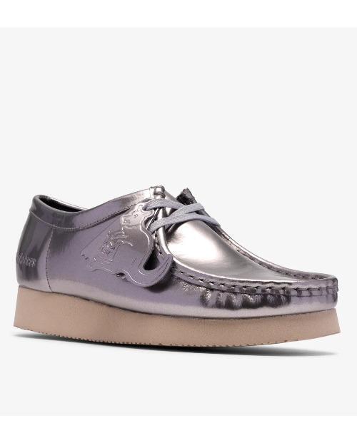 Clarks(クラークス)の「CLARKS/クラークス Wallabee. 2604 レディースワラビー2604 (シルバーパテント)(モカシン/デッキシューズ・レディース・シルバー・4.5/5.5/5)」の2枚目の写真