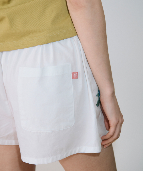 SINOON(シヌーン)の「Floral Embroidered Short Pants (White)(その他パンツ・レディース・ホワイト・FREE)」の4枚目の写真