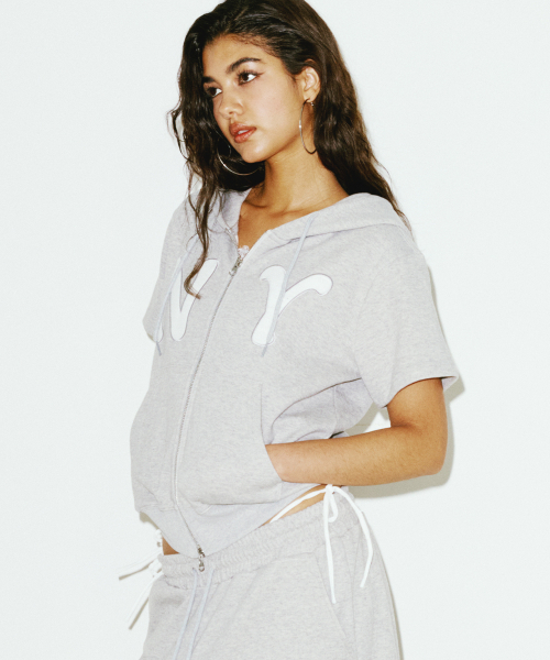 NY APLIQUE SS HOOD ZIP UP — серая худи‑толстовка с аппликацией, короткий рукав