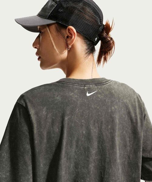 NIKE(ナイキ)の「ナイキ スポーツウェア ウィメンズ Tシャツ / Nike Sportswear Women's T-Shirt IW1198-060 Anthracite(Tシャツ/カットソー・レディース・スミクロ・XL/XS/L/M/S)」の10枚目の写真