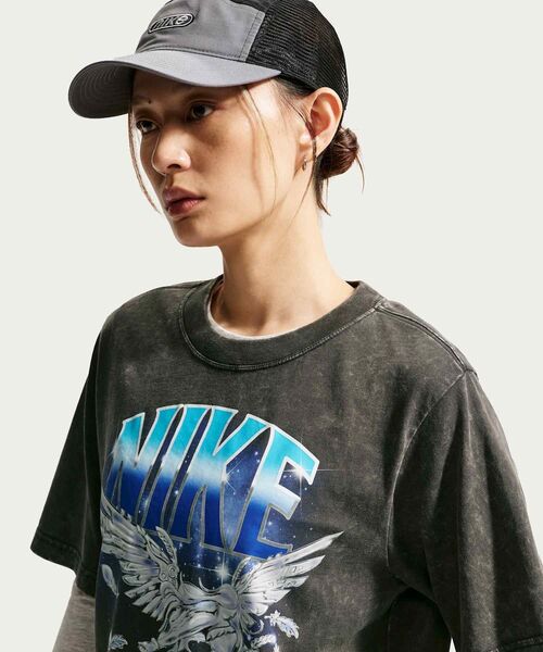 NIKE(ナイキ)の「ナイキ スポーツウェア ウィメンズ Tシャツ / Nike Sportswear Women's T-Shirt IW1198-060 Anthracite(Tシャツ/カットソー・レディース・スミクロ・XL/XS/L/M/S)」の11枚目の写真