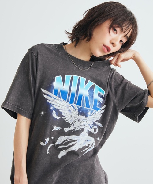 NIKE(ナイキ)の「ナイキ スポーツウェア ウィメンズ Tシャツ / Nike Sportswear Women's T-Shirt IW1198-060 Anthracite(Tシャツ/カットソー・レディース・スミクロ・XL/XS/L/M/S)」の4枚目の写真