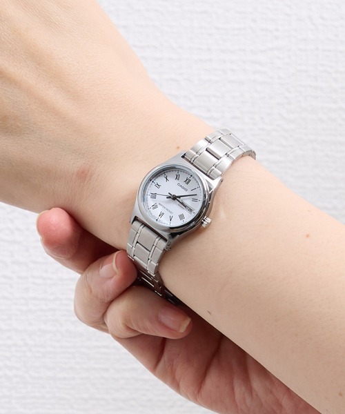 CASIO(カシオ)の「CASIO カシオ: LTP-V006D CASIO / レディース クォーツ ラウンド デイデイト ヴィンテージデザイン アナログ(アナログ腕時計・レディース・ホワイト/ライトブルー/ブラック・FREE)」の4枚目の写真