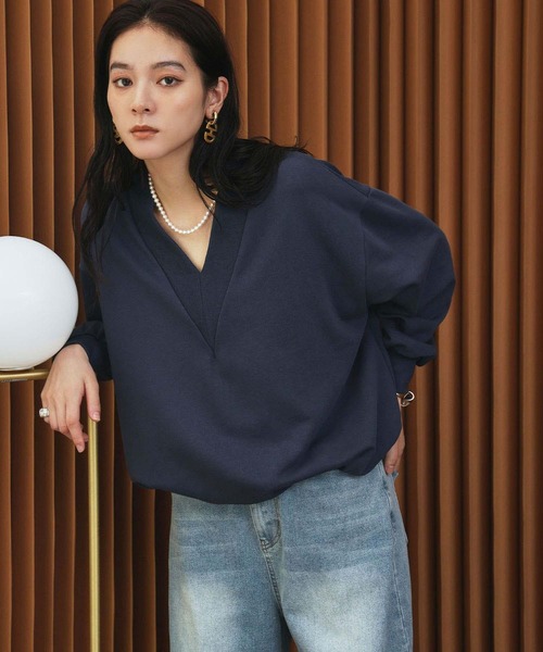ELFRANK（エルフランク）の「【2026AW】【M～Lサイズ展開】Vネックボリュームスリーブスウェットプルオーバー【洗える】《着用動画あり》（Tシャツ/カットソー・レディース・ネイビー/ピンク/オフホワイト/グレー・M/L）」の4枚目の写真
