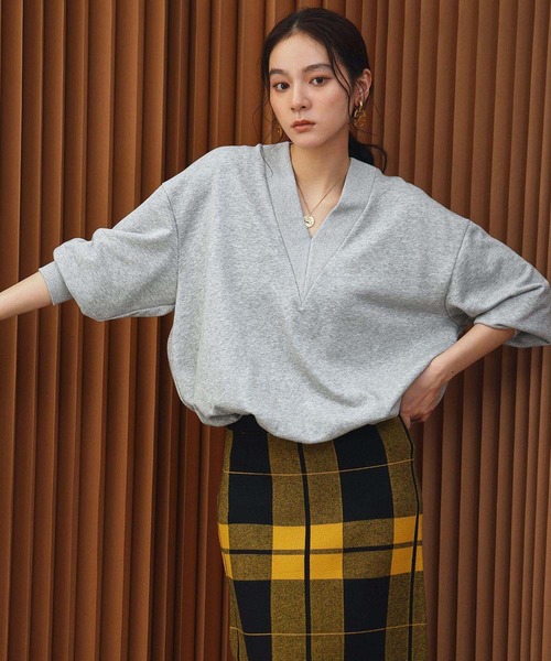 ELFRANK（エルフランク）の「【2026AW】【M～Lサイズ展開】Vネックボリュームスリーブスウェットプルオーバー【洗える】《着用動画あり》（Tシャツ/カットソー・レディース・ネイビー/ピンク/オフホワイト/グレー・M/L）」の3枚目の写真