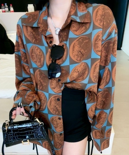 AVYL(アヴィル)の「モノトーンチェッカームーン総柄ルーズ長袖シャツ(シャツ/ブラウス・レディース・オレンジ/ブラック・M)」の2枚目の写真