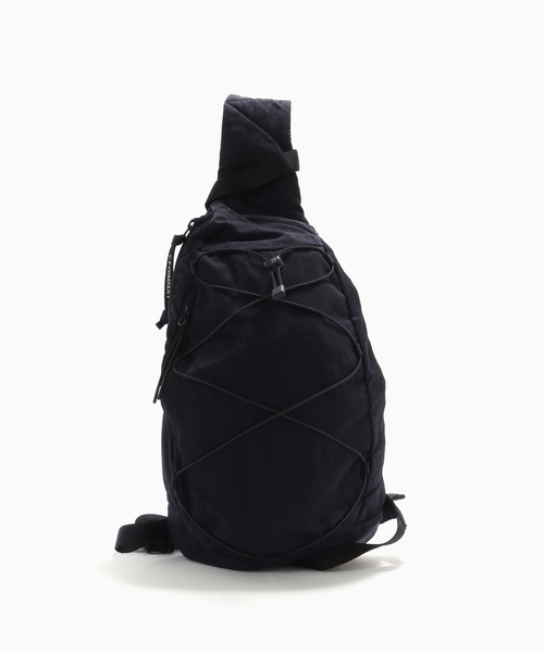 C.P. COMPANY(シーピーカンパニー)の「C.P.Company / シーピーカンパニー NYLON B CROSSBODY BACKPACK(ショルダーバッグ・メンズ・ブラック/ネイビー・FREE)」の3枚目の写真
