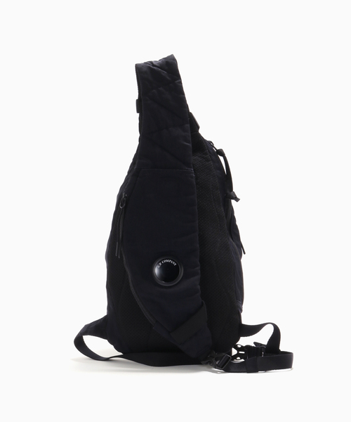 C.P. COMPANY(シーピーカンパニー)の「C.P.Company / シーピーカンパニー NYLON B CROSSBODY BACKPACK(ショルダーバッグ・メンズ・ブラック/ネイビー・FREE)」の4枚目の写真