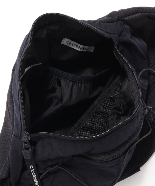 C.P. COMPANY(シーピーカンパニー)の「C.P.Company / シーピーカンパニー NYLON B CROSSBODY BACKPACK(ショルダーバッグ・メンズ・ブラック/ネイビー・FREE)」の6枚目の写真