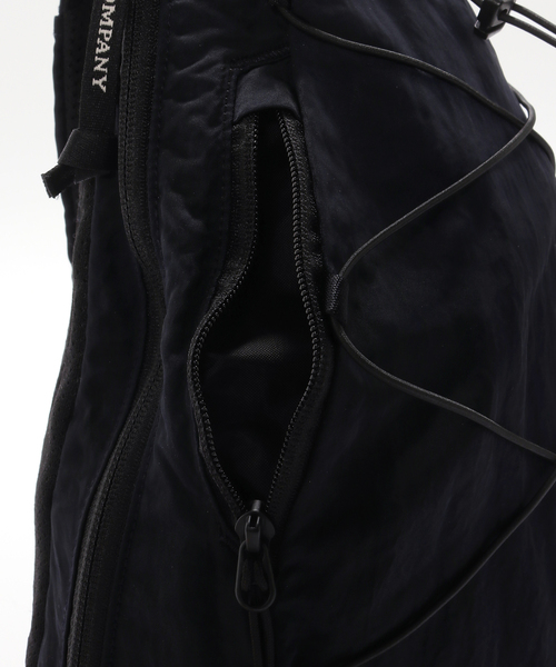 C.P. COMPANY(シーピーカンパニー)の「C.P.Company / シーピーカンパニー NYLON B CROSSBODY BACKPACK(ショルダーバッグ・メンズ・ブラック/ネイビー・FREE)」の8枚目の写真