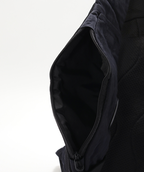 C.P. COMPANY(シーピーカンパニー)の「C.P.Company / シーピーカンパニー NYLON B CROSSBODY BACKPACK(ショルダーバッグ・メンズ・ブラック/ネイビー・FREE)」の9枚目の写真
