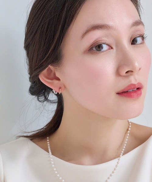 Phoebe(フィービィー)の「【痛くないシリーズ】ミルキーウェイビジューフロートライトフィットイヤリング シャンパンゴールド(イヤリング・レディース・シャンパン・FREE)」の5枚目の写真