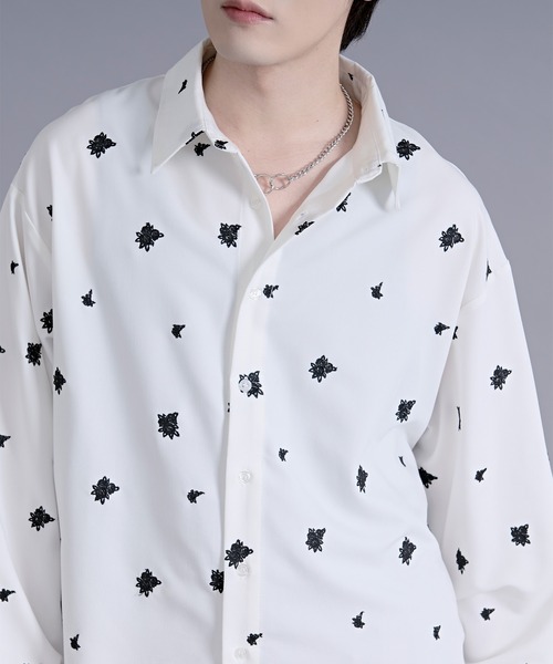 Ellno Loset(エルノロゼット)の「オールオーバーフラワー刺繍シャツ/SETUP対応(シャツ/ブラウス・メンズ・オフホワイト/ブラック・SMALL/LARGE/MEDIUM)」の1枚目の写真